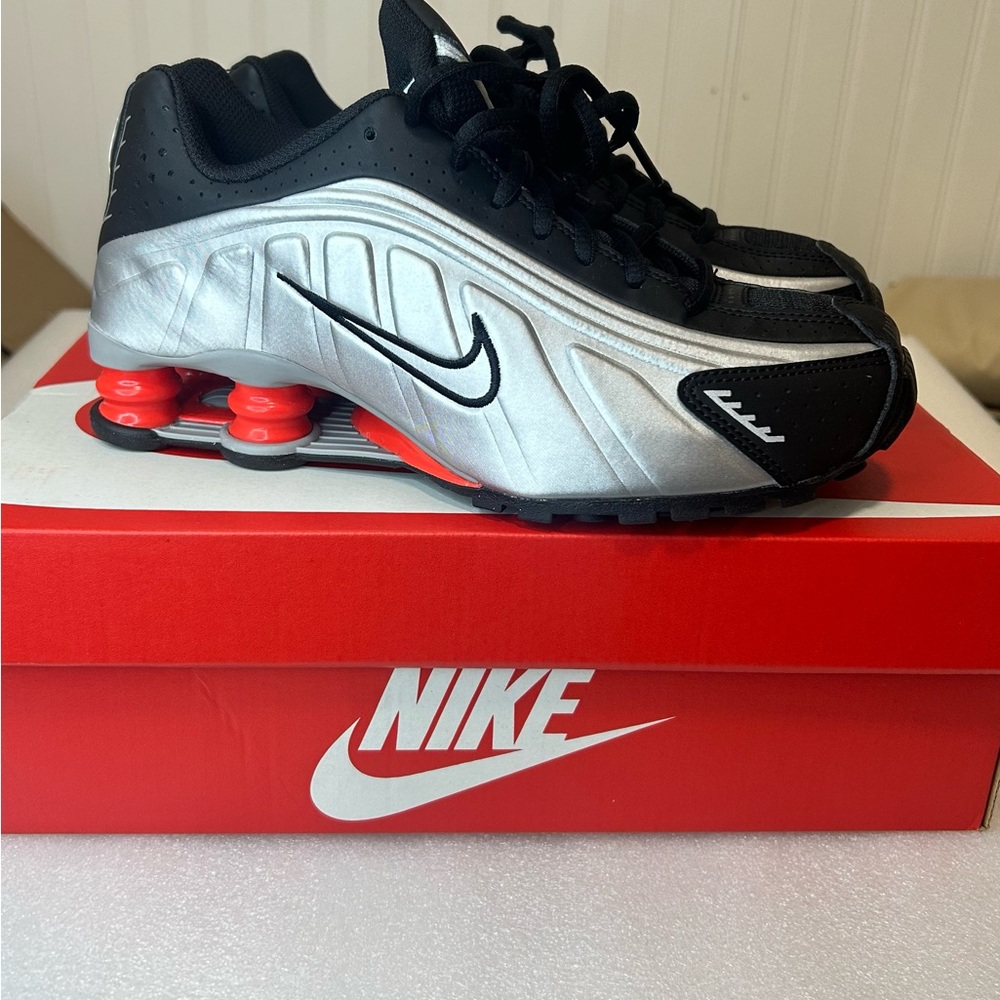 Nike Shox Black and Silver Men's Shoes 6 Y  NEW.